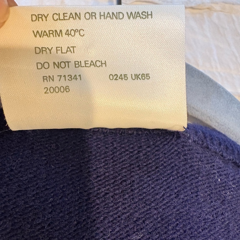 L.L. Bean Men's V-Neck Lambswool Sweater - Navy - Classy & classic! - Picture 5 of 6